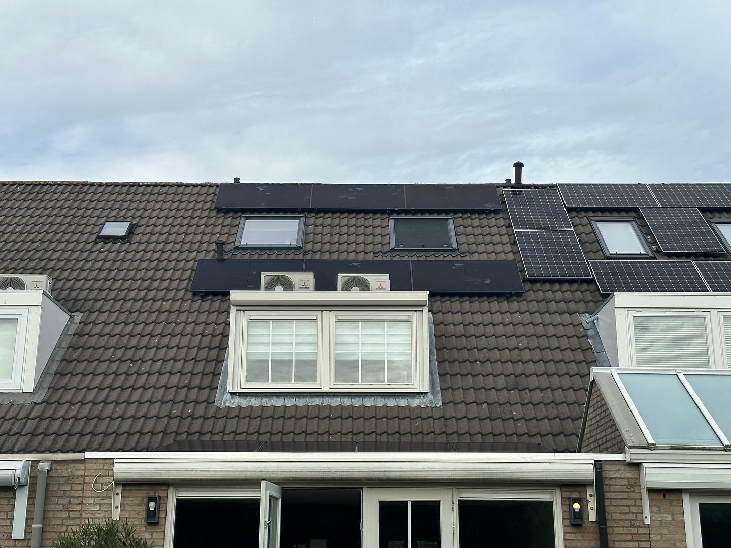 10x dmegc glas glas panelen op enphase Micro omvormers. 6x Schuindak en 4x platdak
