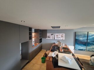 Voor @wood.wave hebben led verlichting in de maatwerk kasten aangesloten en diverse stopcontacten verplaatst