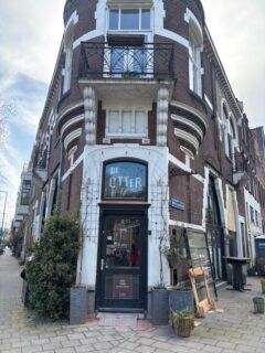 Van de week al het leidingwerk afgerond. Dat waren een hoop buitenlampjes 🤪 Nu de Stucadoor en interieur bouwer er in, kunnen we daarna mooi afwerken. @wood.wave @deotterrotterdam