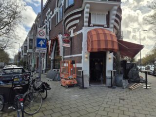 We zijn druk aan het afronden. Lampen hangen laatste stopcontacten er in.. morgen gaan ze voor het eerst proefdraaien. Maar zoals jullie zien is er nog genoeg te doen. @wood.wave @deotterrotterdam @michael.ijzerman #restaurant